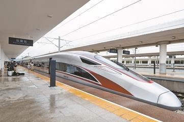 A 240 km longeast-west high speed line connecting Guangzhou Dong station with Shanwei opened on September 26.