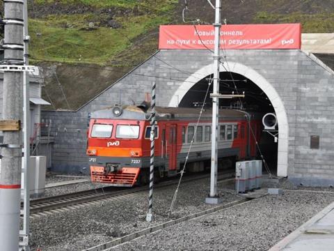 The 1 158 m long Tomusinksy tunnel now has a second bore, alleviating a bottleneck near Novokuznetsk.