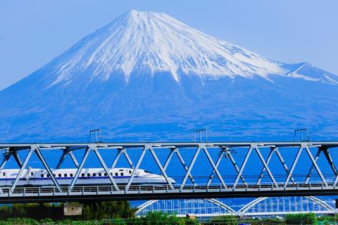Japanese high speed train and Mount Fuji (Photo: Phuong Vu/Pixabay)