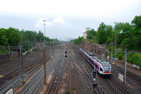 Finland EMU train and track (Photo: Mojpe/Pixabay)