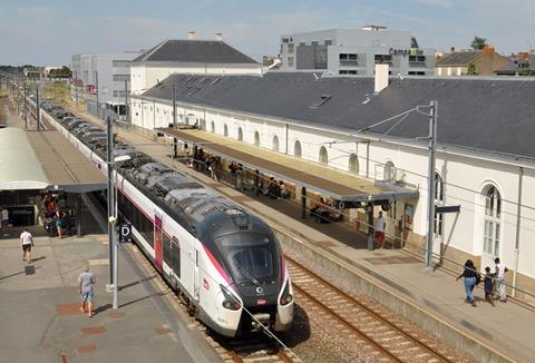 fr-SNCF_Bordeaux-Nantes_La_Roche_sur_Yon-wiki-karelem