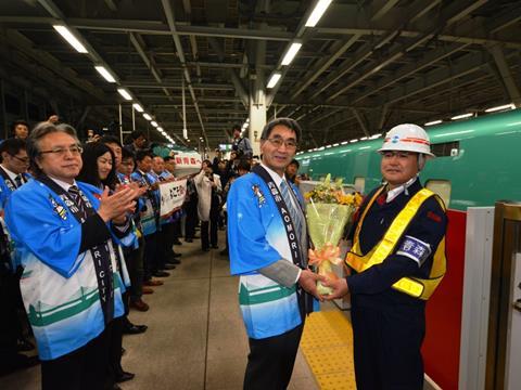 The first Series H5 arrives at Shin-Aomori on May 24. Photo: Kazumiki Miura