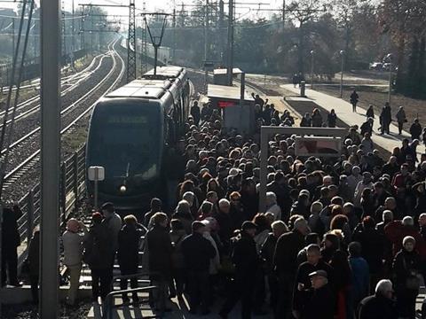 tn_fr-bordeaux_tram_extension_crowd.jpg