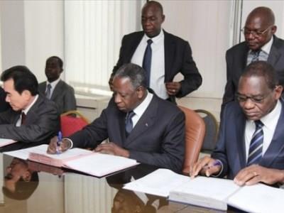 tn_ci-abidjan_urban_line_contract_signing.jpg