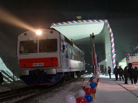 A Skoda single-car DMU carried invited guests including RZD President Vladimir Yakunin and Governor of Khabarovsk Vyacheslav Shport to the Kuznetsovsk tunnel opening ceremony.
