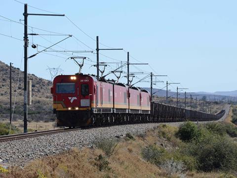 A 90-wagon export manganese train on the Noupoort – Port Elizabeth line hauled by four Class 20E dual-voltage locomotives supplied by CRRC Zhuzhou (Photo: Bruce Evans).