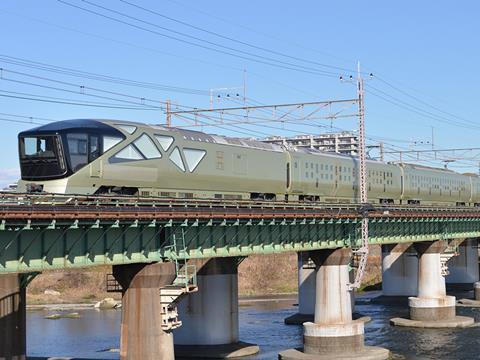The Train Suite Shiki-Shima crosses the Tamagawa bridge on the Chuo line in Tokyo during a test run on December 10 (Photo: Kazumiki Miura).