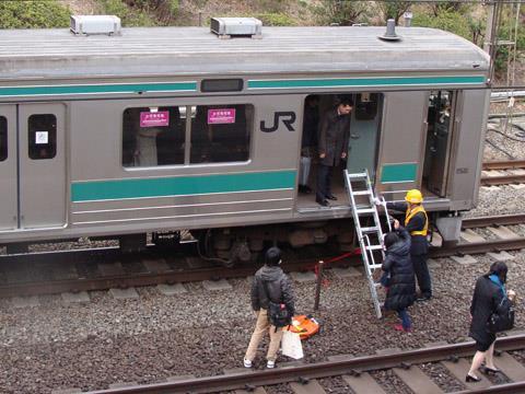 JR East Saikyo line train being evacuated between Mejiro and Ikebukuro stations.