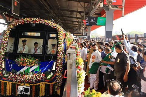 Mumbai Line 2 and 7 opening crowd