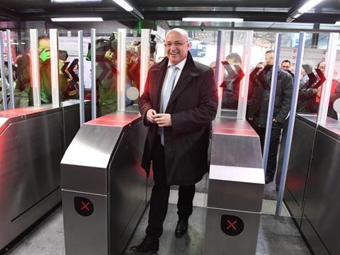 tn_fr-lille_metro_first_ticket_gates.jpg