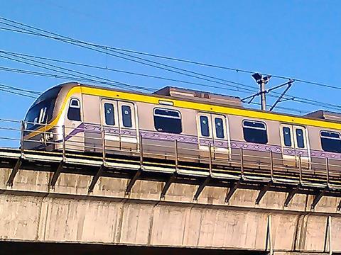 tn_ph-manila-lrt-line2-train-viaduct.jpg