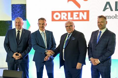 Alstom and fuel company PKN Orlen have signed a strategic agreement to co-operate to supply fuel cell trains and hydrogen.