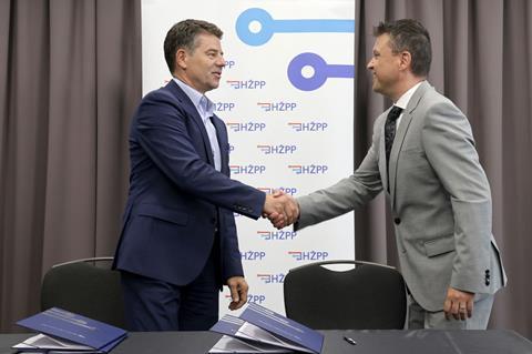 The agreement was signed by HŽPP CEO Željko Ukić, and Josip Ninić, President of the management board of Končar KEV.