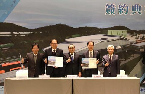 New Taipei Mayor Hou Yu-ih and MRT Xizhi–Donghu Line’s contractors. (New Taipei City photo)