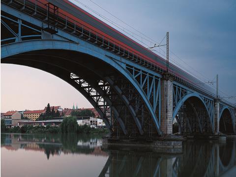 tn_si-train-bridge-river.jpg
