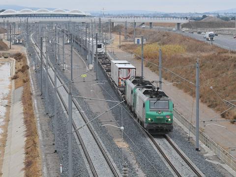 A pair of Class 27000 Alstom Prima dual-voltage freight locomotives hauled the first commercial freight train over the Contournement Nîmes – Montpellier.