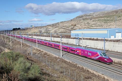 es-Avlo trains at Cerro Negro-Mariano Alvaro Navarro