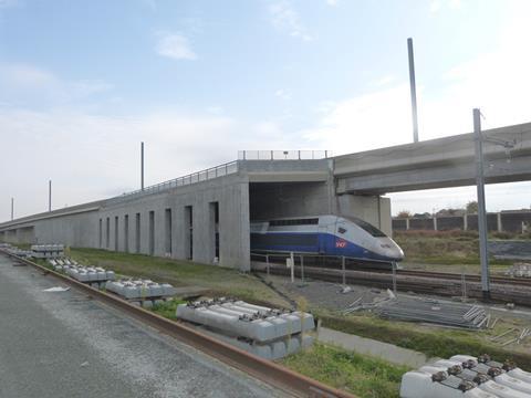 tn_fr-lgv-SEA-flyover-plus-TGV_01.jpg