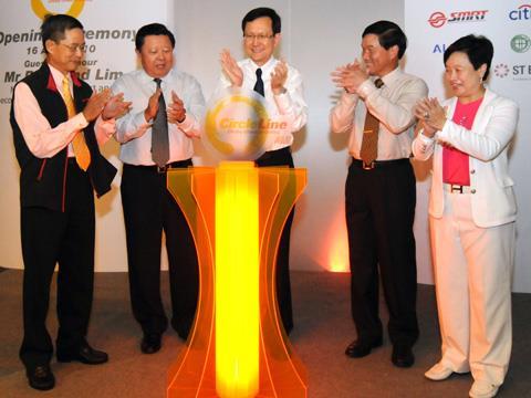 (from left to right) SMRT Chairman Koh Yong Guan, LTA Chairman Michael Lim, Minister for Transport Raymond Lim, LTA CEO Yam Ah Mee and SMRT President & CEO Saw Phaik Hwa participate in the opening of the Circle Line extension on April 16.