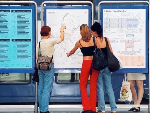 Passengers studying a timetable (Photo: SBB).