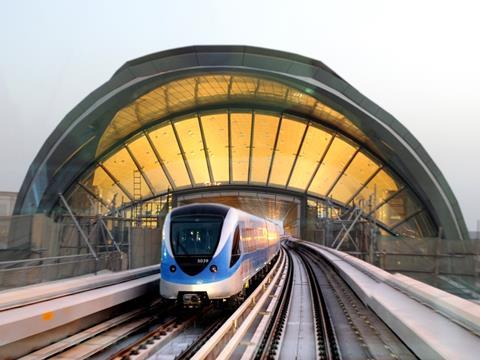 tn_ae-Dubai_metro_train_coming_out_of_station.jpg