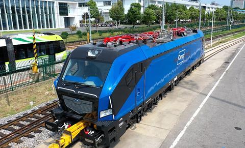 A main line electric locomotive with last-mile battery pack ordered by Rail Cargo Hungaria has been rolled out at CRRC Zhuzhou’s factory in China.