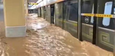 cn-zhengzhou-station-flood-train