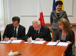 Jean-Patrick Marquet, EBRD Director of Municipal and Environmental Infrastructure, and Krzysztof Karos, President of Tramwaje Warszawskie, sign the loan agreement on May 11.