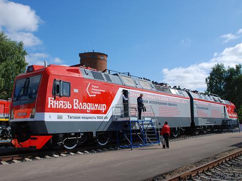 The prototype 2EV120 Prince Vladimir twin-section locomotive built at the company’s Engels factory was exhibited at Expo 1520 in Shcherbinka (Photo: Toma Bacic).