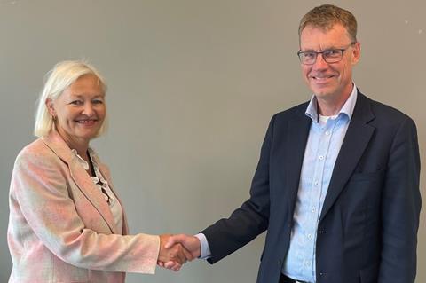 Vy Group CEO Gro Bakstad and Railway Director Knut Sletta at the signing of the Østlandet traffic agreements on June 29 (Photo: Jernbanedirectorate/Njål Svingheim)