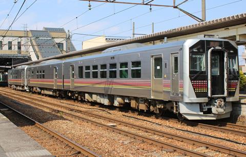 JR_East_GV-E400_Niitsu_Station_20200404