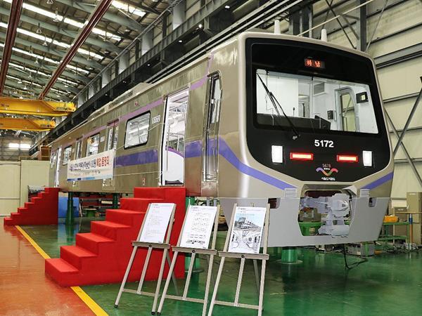 Hyundai Rotem unveils prototype Seoul Line 5 metro car | News | Railway ...